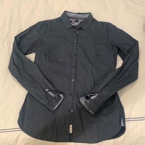 Tommy fitted button down shirt, beautiful detail and pattern!